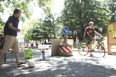 Fussbälle, Fahrräder und Bänke auf der Rempartstraße
